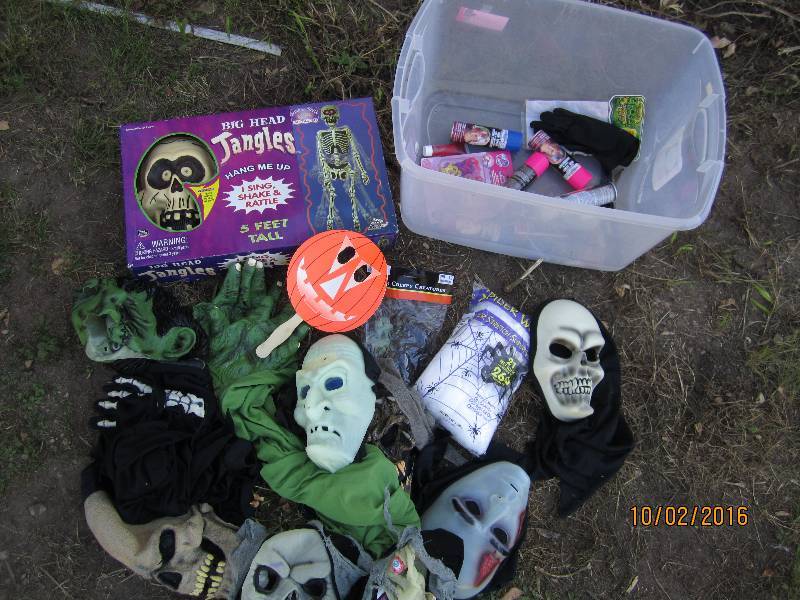 lot 12 image: Lot of Halloween dcor and masks...