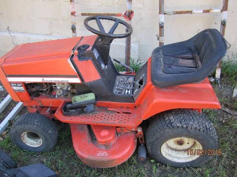lot 19 image: Alis Chalmers 811 G 3 speed mower, ...
