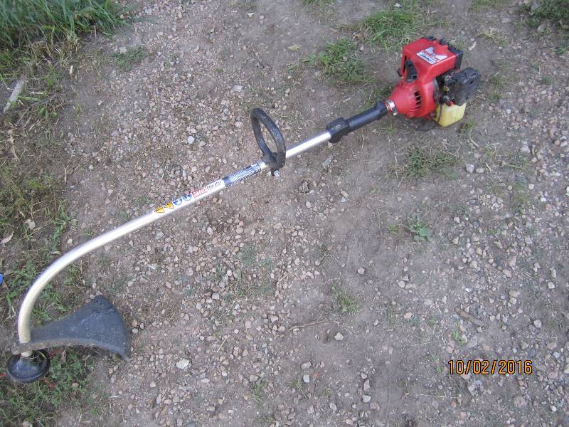 lot 25 image: Homelite bandit trimmer, has been s...