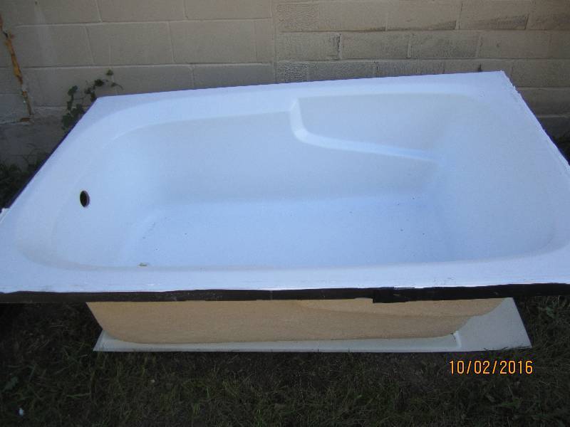 lot 28 image: Bathtub, outer edges are 47 x 71...