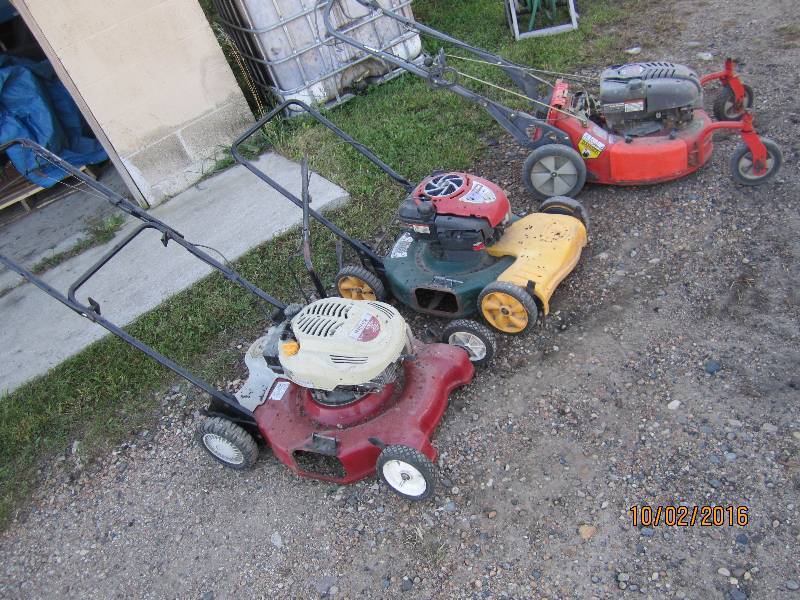 lot 29 image: 3 push mowers, unknown condition...