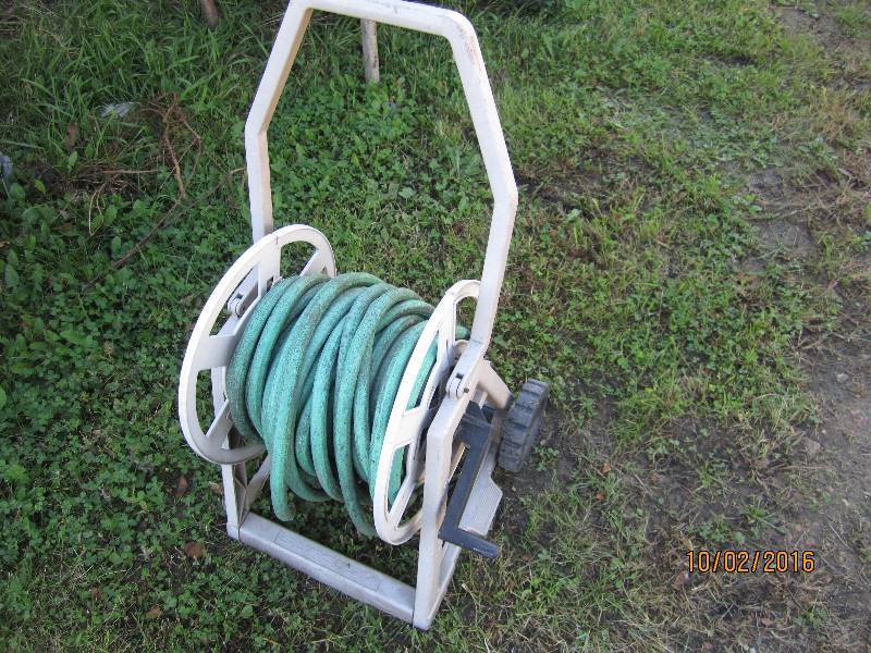 lot 30 image: Hose reel with hose...