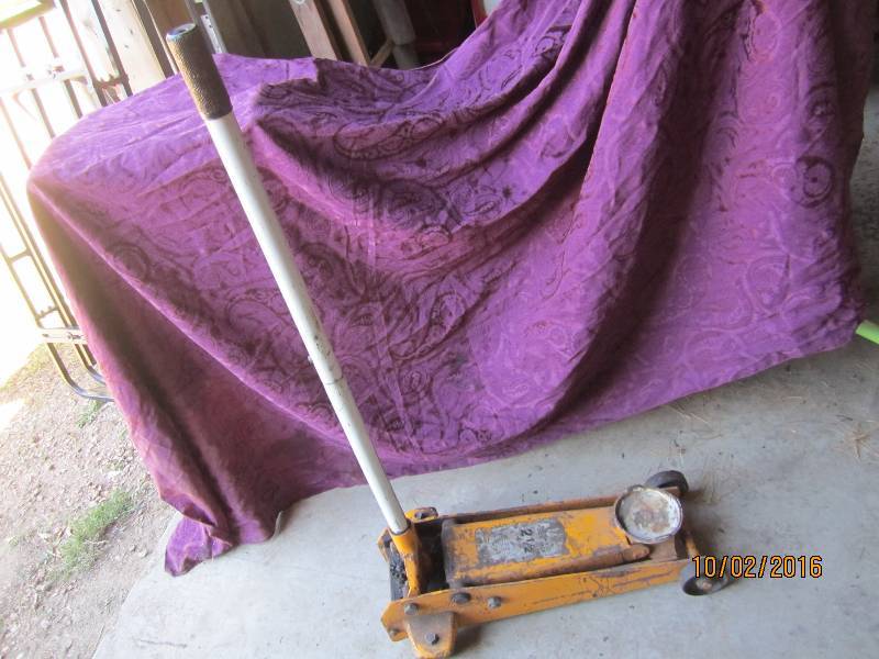 lot 37 image: 2 12 ton hydraulic floor jack...