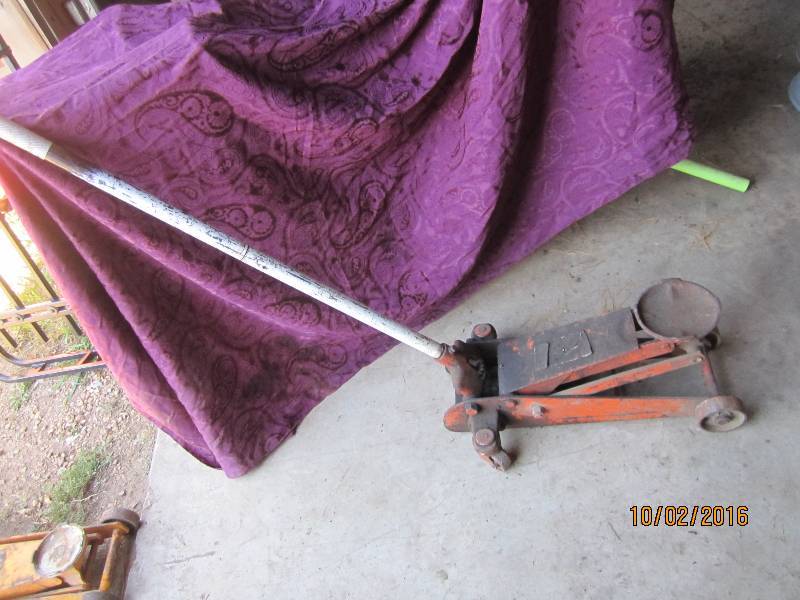 lot 39 image: Large hydraulic floor jack...