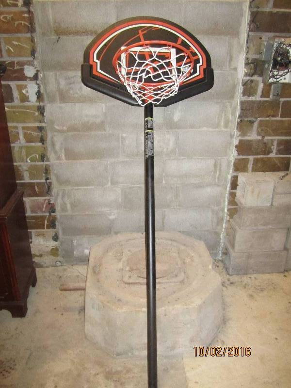 lot 43 image: Lifetime basketball hoop on pole, b...