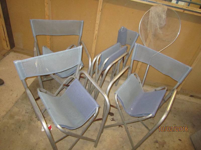 lot 44 image: 4 folding chairs and a fishing net...