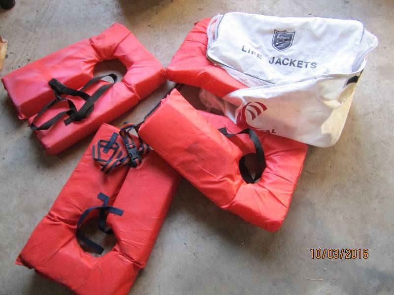 lot 69 image: 4 lifejackets in carry bag...