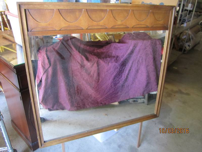 lot 70 image: Mirror for dresser, measures 44 x 4...