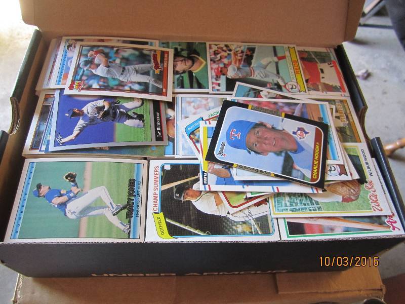 lot 72 image: Shoebox filled with baseball cards...