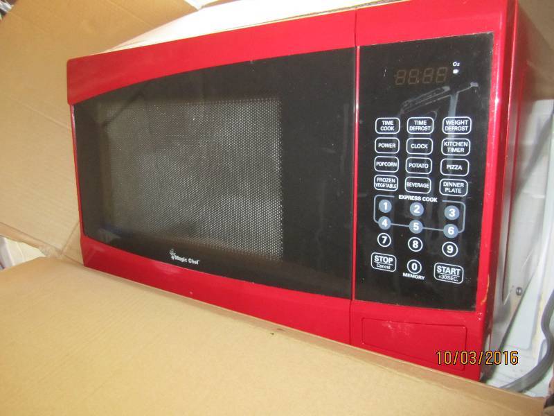 lot 108 image: Magic Chef microwave...
