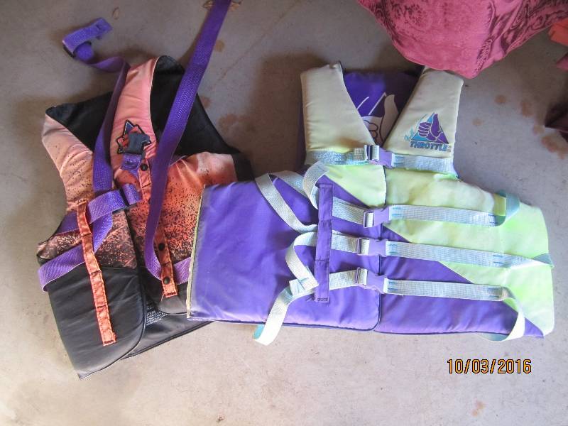 lot 114 image: 2 Life vests...
