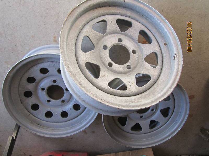 lot 115 image: 3 tire rims...