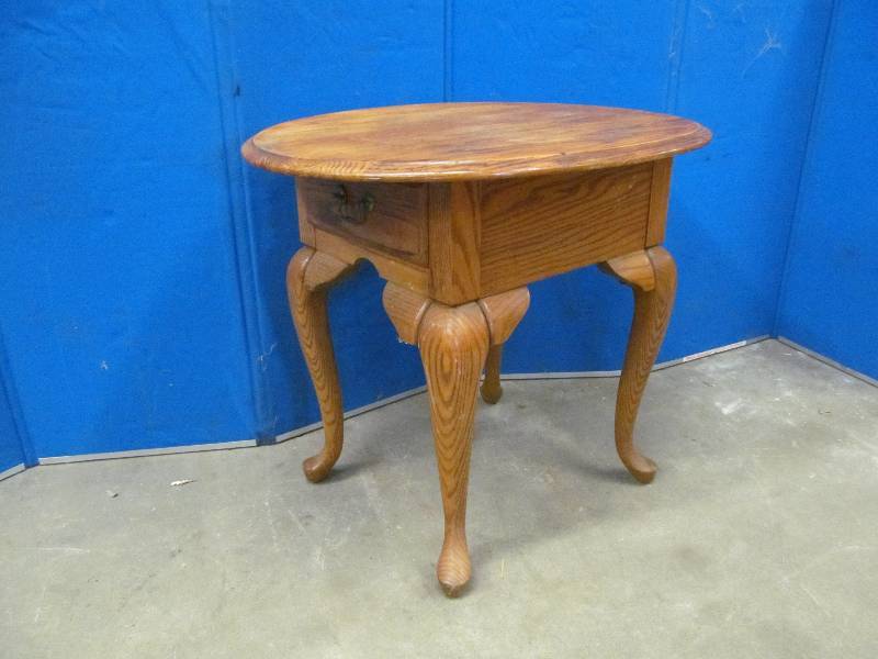 lot 3 image: End Table