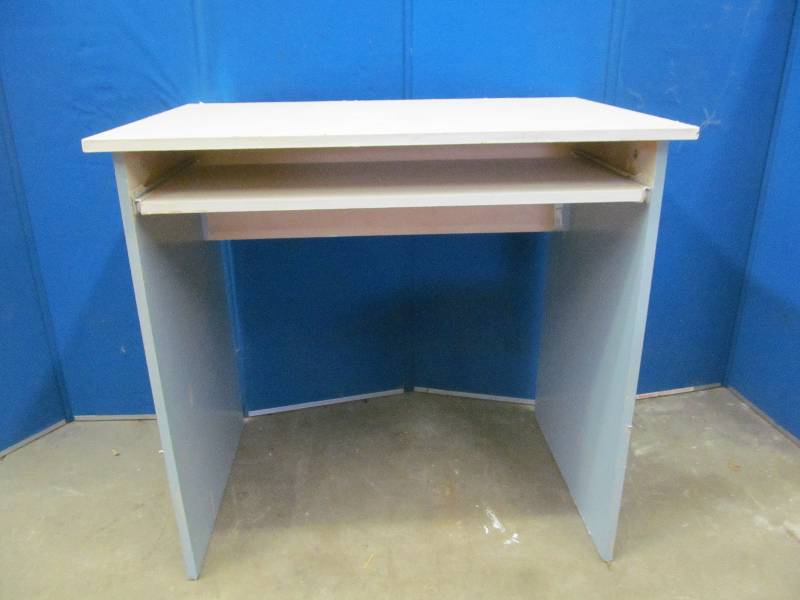lot 5 image: Desk