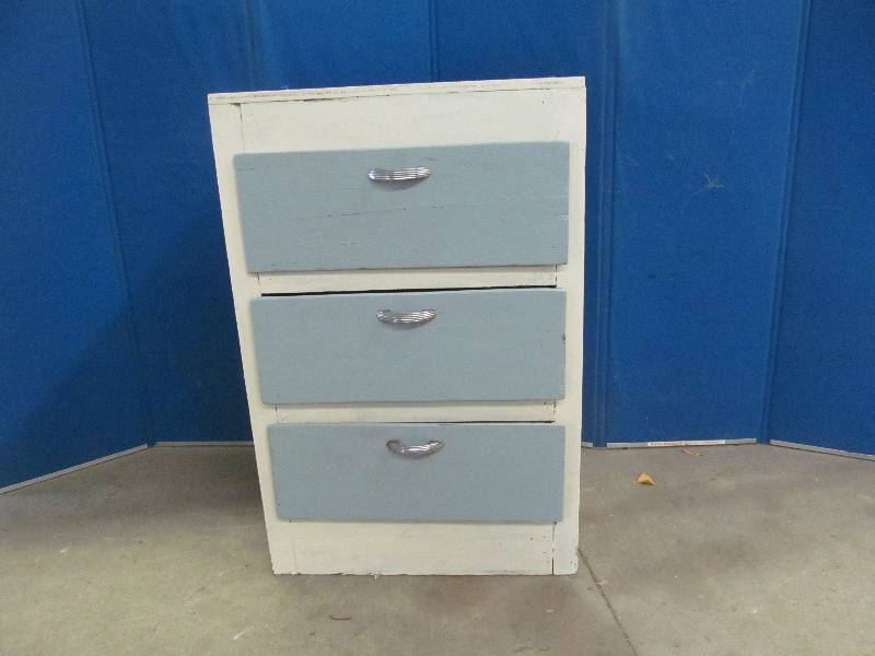 lot 8 image: Dresser