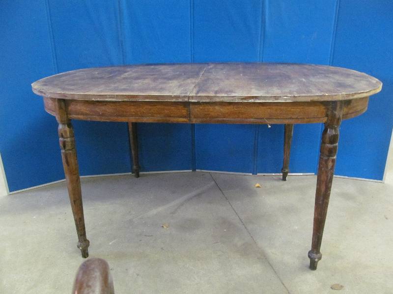 lot 9 image: Vintage Table