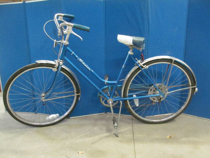 lot 11 image: Vintage Bicycle
