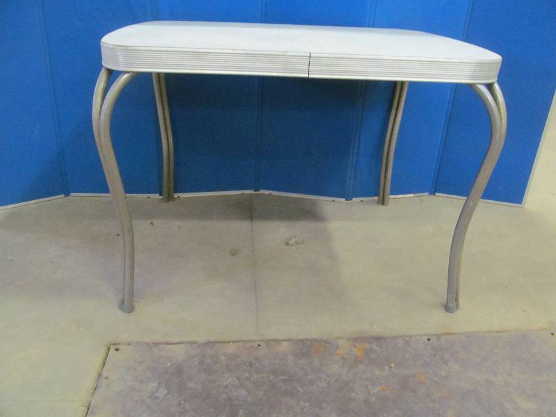 lot 15 image: Vintage Table