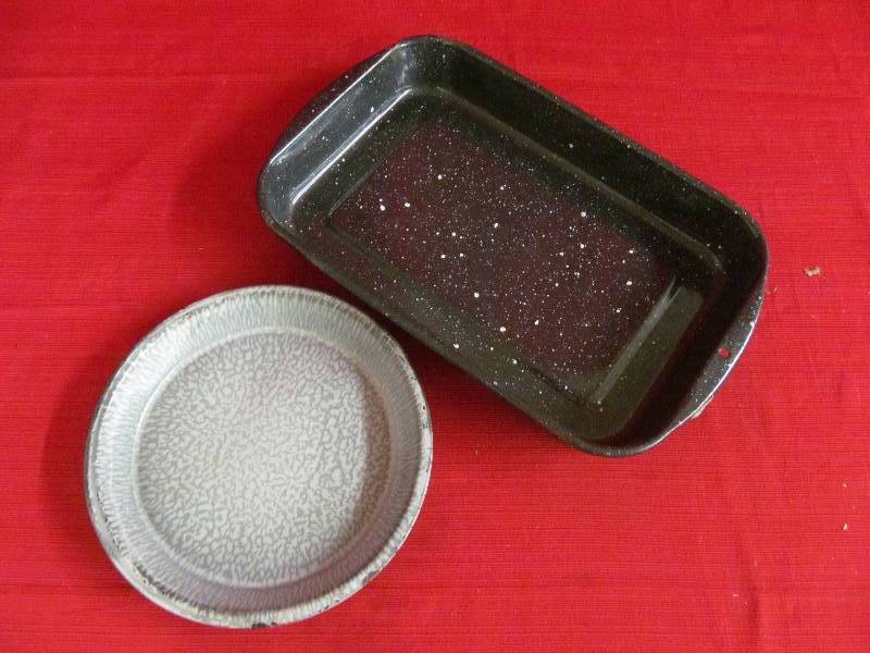 lot 27 image: Enamel CakePie Pan