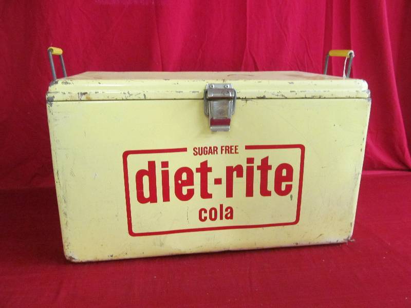 lot 32 image: Vintage Cooler