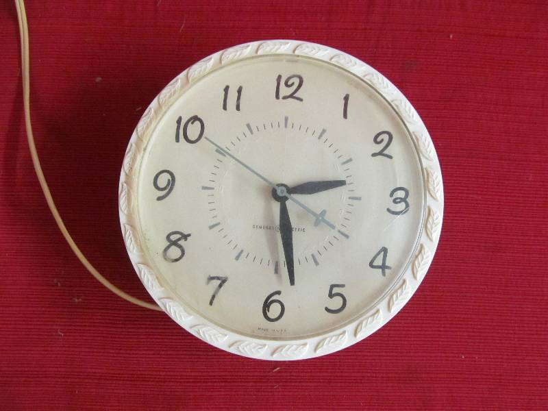 lot 36 image: Vintage Clock