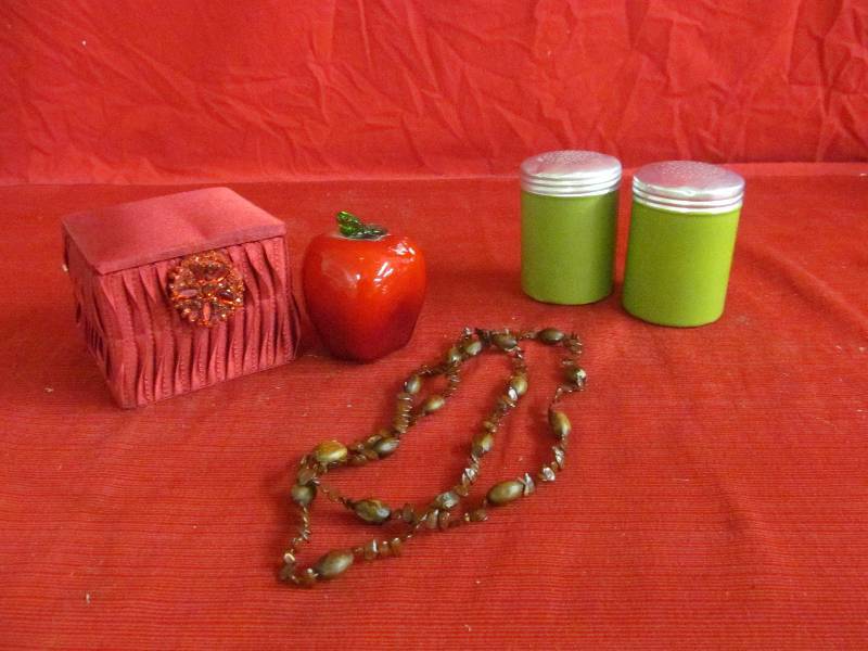 lot 44 image: Vintage Salt & Pepper Shakers