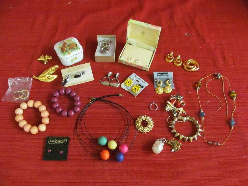 lot 48 image: Jewelry