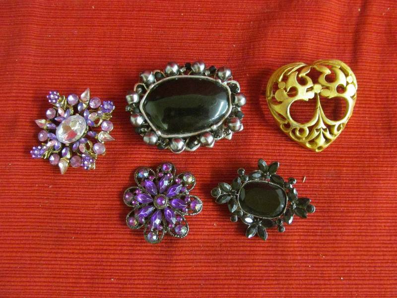 lot 50 image: Jewelry