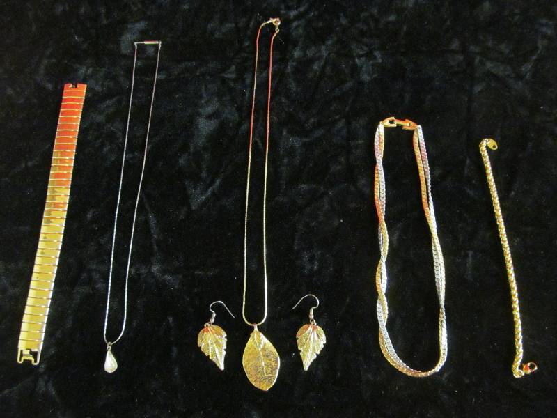 lot 51 image: Jewelry