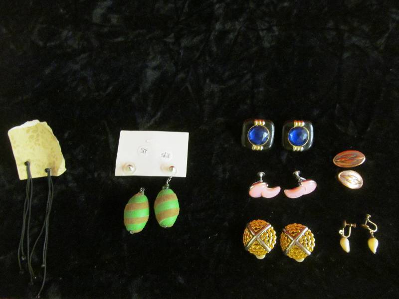 lot 52 image: Jewelry
