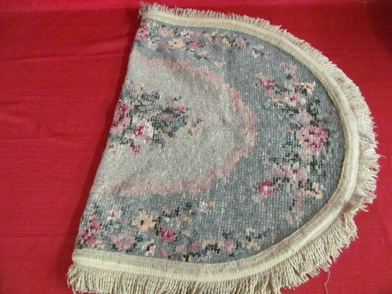 lot 58 image: Vintage Rug
