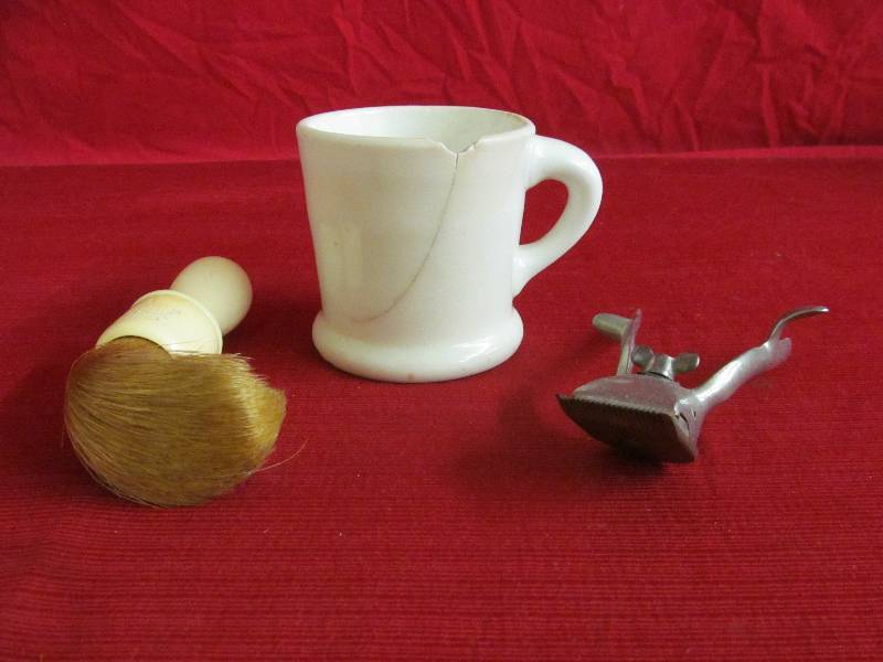 lot 62 image: Vintage Shaving Kit