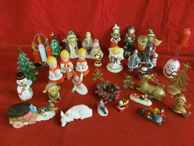 lot 82 image: Christmas Dcor