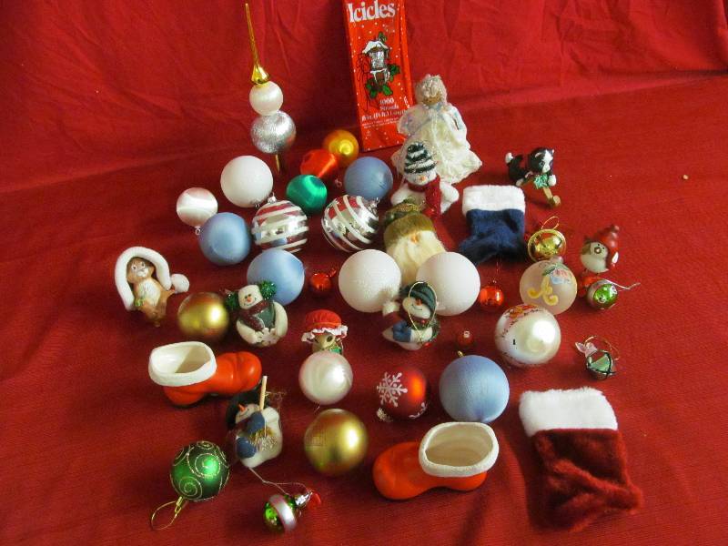 lot 83 image: Christmas Dcor