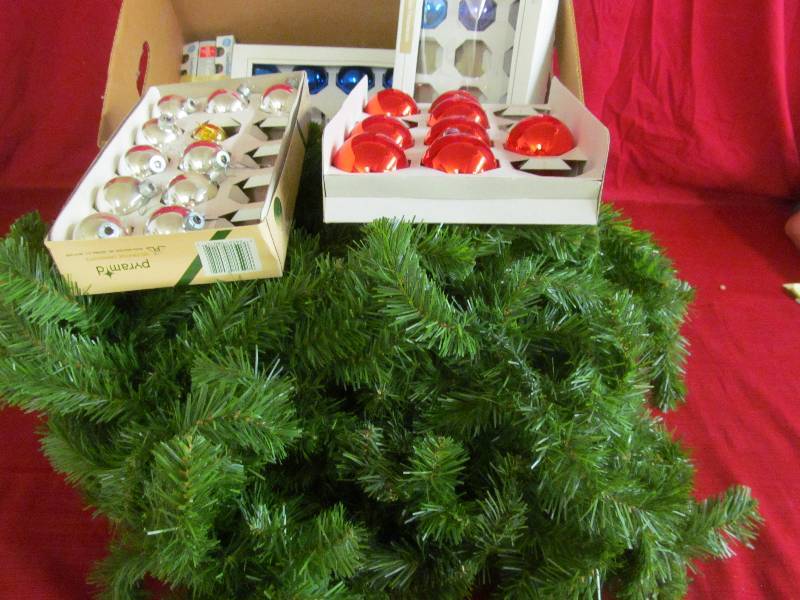 lot 84 image: Christmas Dcor