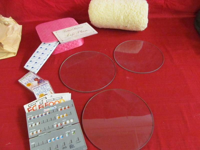 lot 100 image: Glass CirclesRichard Simmons Deal_A_Meal