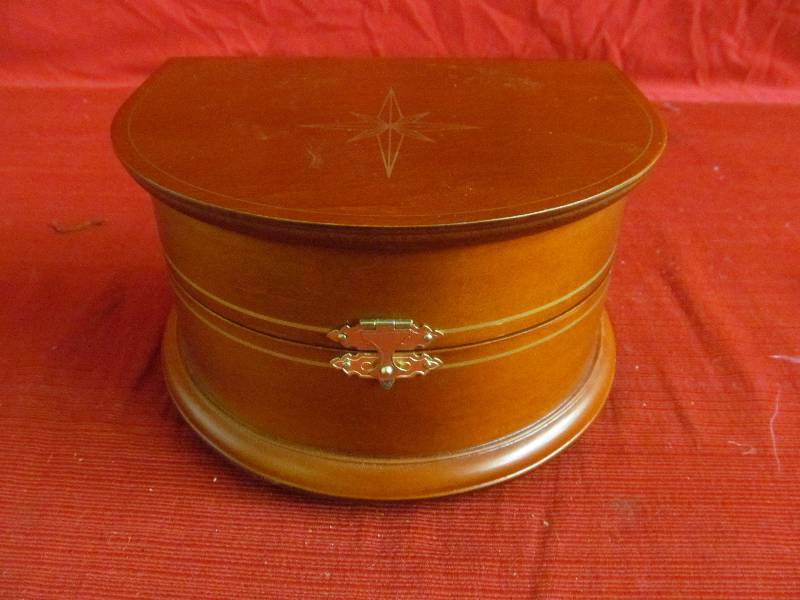 lot 104 image: Nativity Music Box