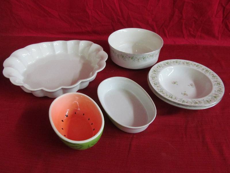 lot 111 image: DishesBowls