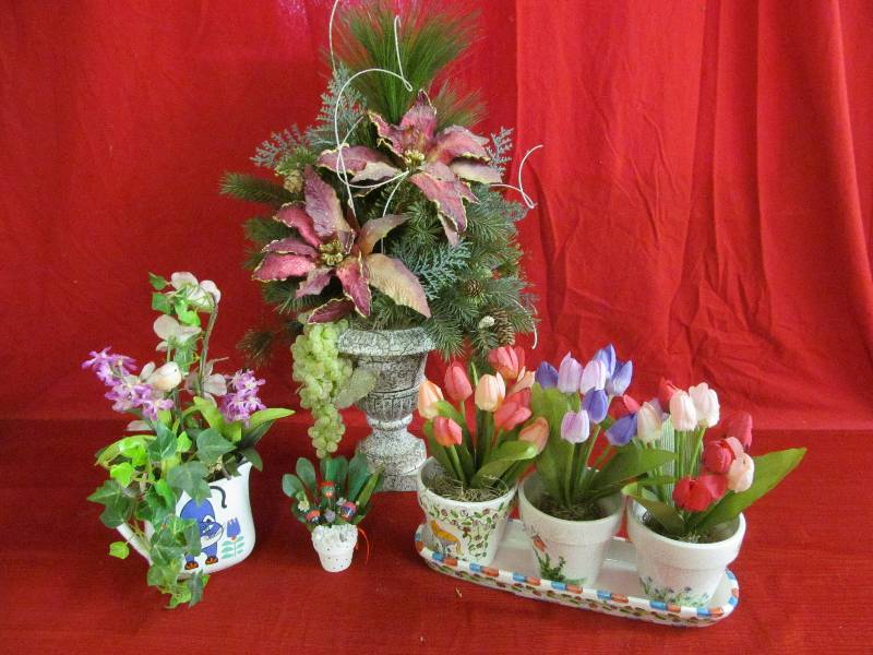 lot 113 image: Floral Dcor