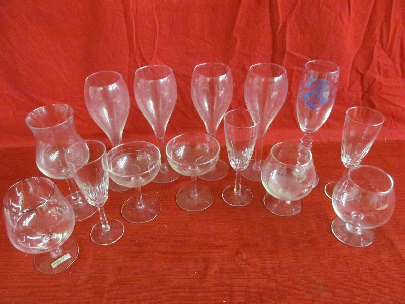 lot 118 image: Stemmed Glasses