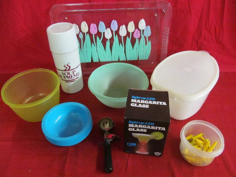 lot 125 image: RubbermaidTupperware Containers