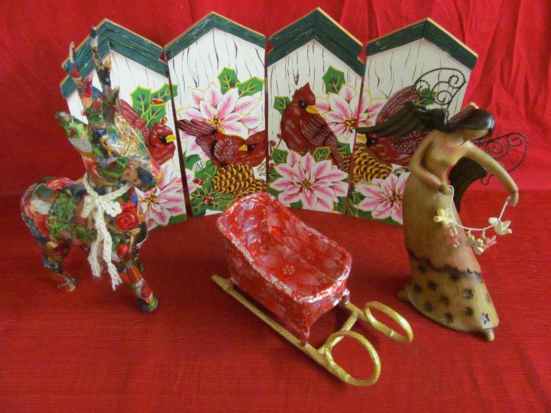 lot 128 image: Holiday Dcor