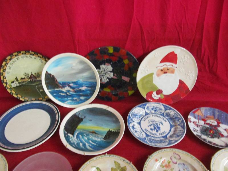 lot 129 image: CollectorDecorative Plates