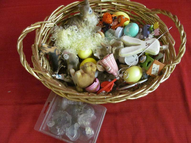 lot 130 image: Easter Dcor