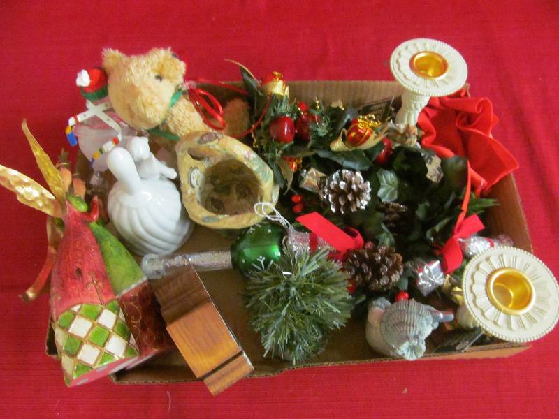 lot 135 image: Christmas Dcor
