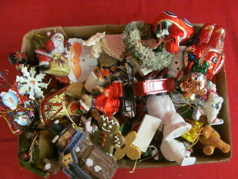 lot 136 image: Christmas Dcor