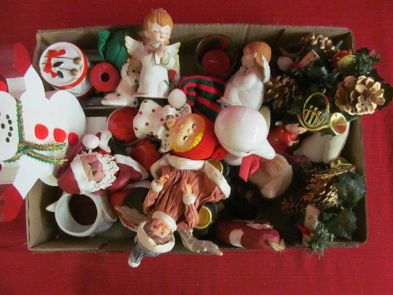 lot 137 image: Christmas Dcor