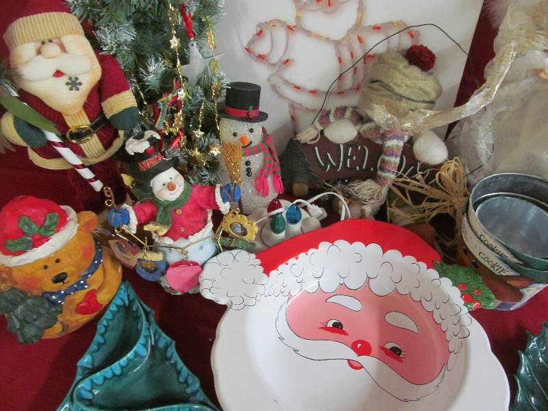 lot 138 image: Christmas Dcor
