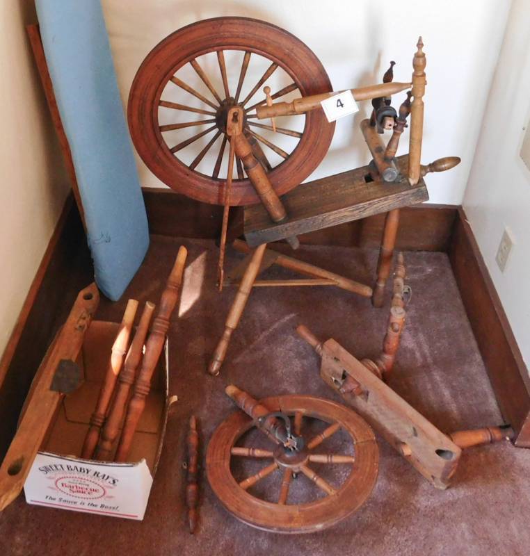 lot 4 image: Vintage spinning wheel