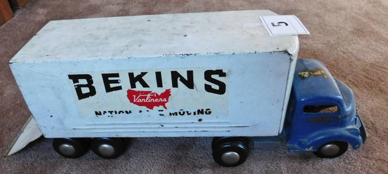 lot 5 image: Smitty Toys Truck